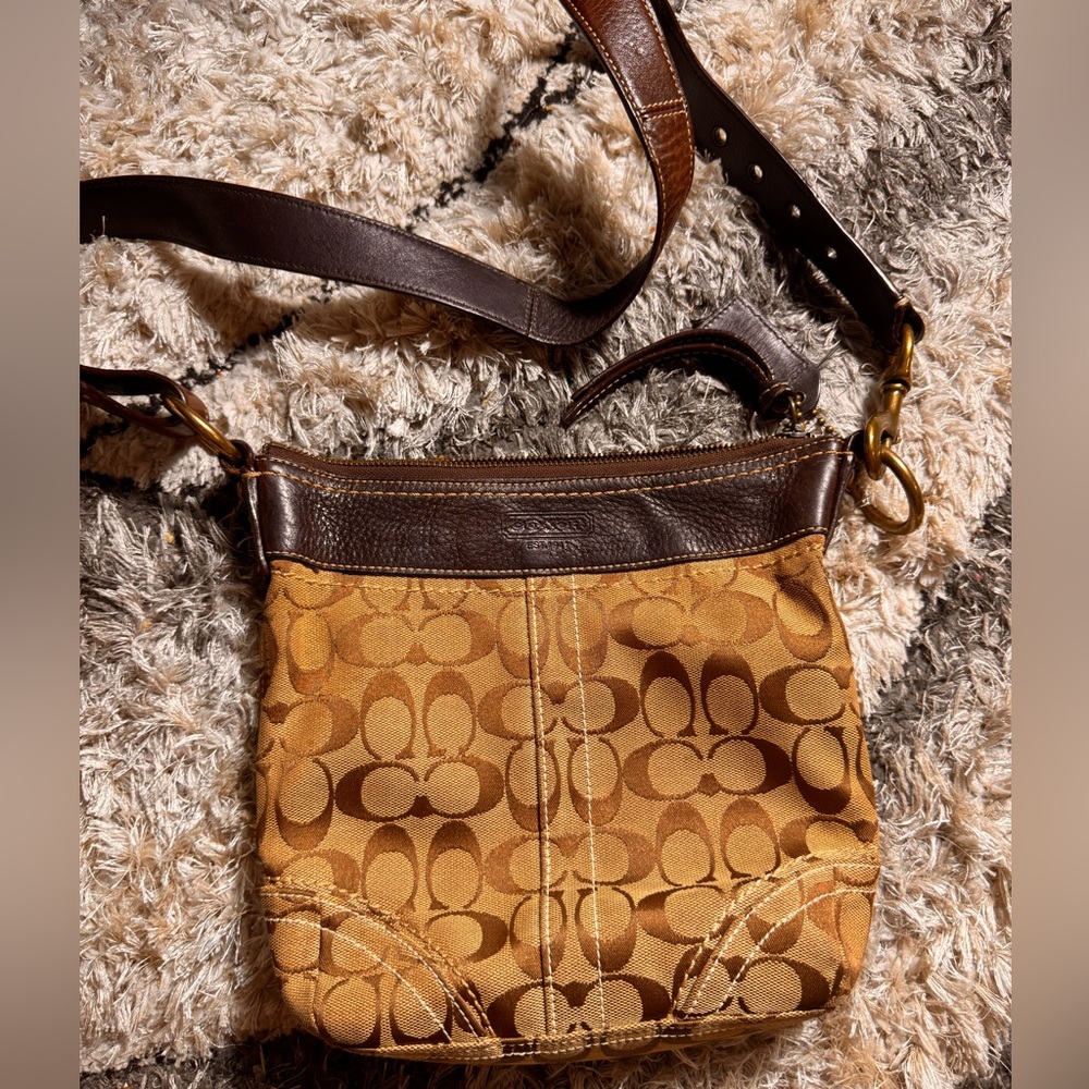 Coach ๐ - Picture 2 of 4